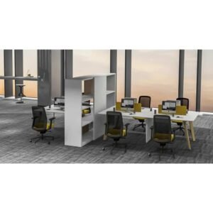 محطة عمل ل 6 أشخاص مع مكتبة خشب كبيرة